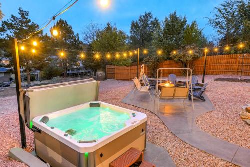 Luxury 5BD Retreat Hot Tub Fire Table Mtn Views in Colorado Springs, USA