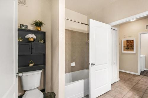 Gated 1x1 near Universal Studios & Downtown Orlando in Orlando, USA