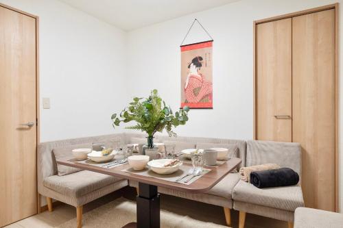 Tsudoi 集 - 5 Bed Rooms, 11 PAX, 2 Bathrooms, 1hr to KIX, 30min to Namba, 2-bldg Connecting House, Self-check-in Property, Quiet Neighborhood Stay, Perfect for Families & Business Guests, Extended Stay Perks