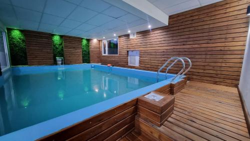 수영장, Edificio Brown in 칼레타 올리비아