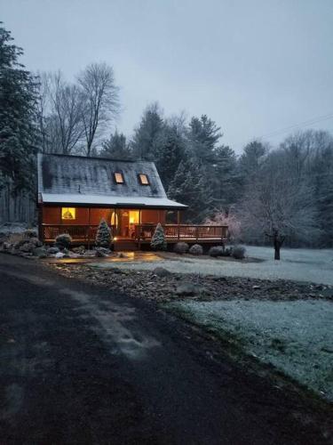 Cozy Cabin By the Slopes, McHenry