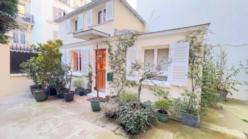 Small duplex house in Batignolles, Париж