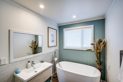 ทัศนียภาพภายนอกโรงแรม, Aroha At 2252 - Waimarama Holiday Home in ไวมารามา
