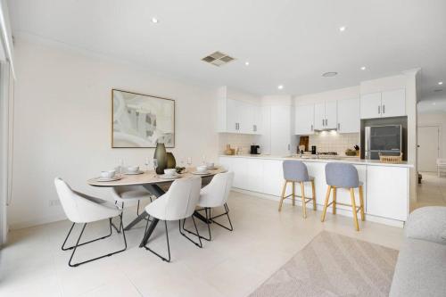 Mawson Lakes Retreat - 3BR, Wifi, Parking in Mawson Tavak