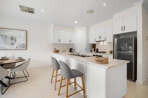 Mawson Lakes Retreat - 3BR, Wifi, Parking in Mawson Tavak
