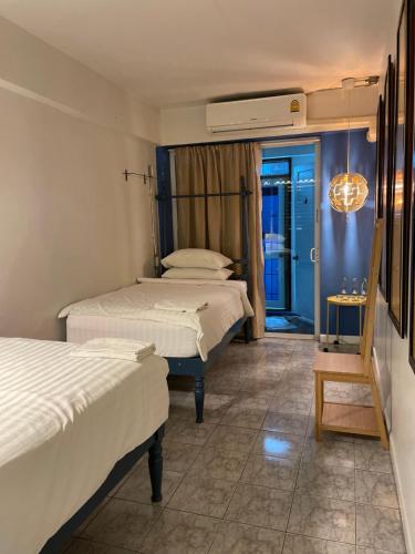 room detail thumbnail 1