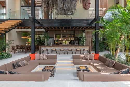 Villa Baratega - Dreamy Urban Tropical 6BR Villa for Large Group - image 2