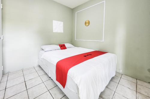 Two-Bedroom Apartment room in RedDoorz Premium Near Imperium Superblok