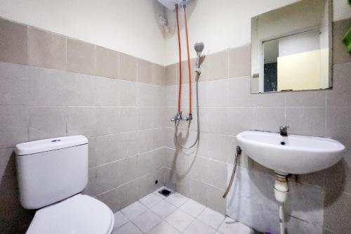 Three-Bedroom Apartment room in RedDoorz Premium Near Imperium Superblok