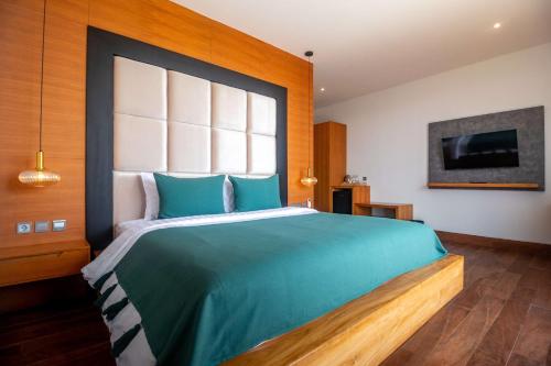 Deluxe Double Room with Balcony image 2