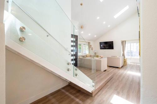 San Diego Luxury Getaway - Only 15 min to Downtown in Allied Gardens