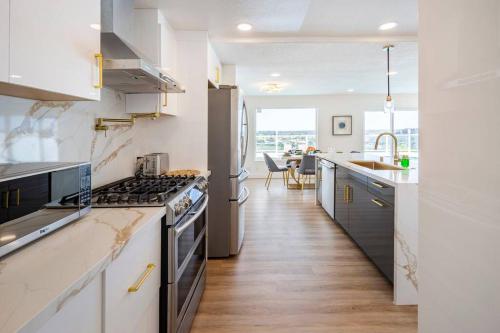 San Diego Luxury Getaway - Only 15 min to Downtown in Allied Gardens