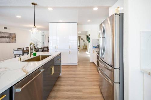 San Diego Luxury Getaway - Only 15 min to Downtown in Allied Gardens