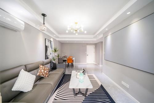 Three-Bedroom Apartment room in Downtown 3B2B near Pedestrian St the Bund Pearl Tower 24h Host On-call