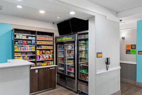 La Quinta Inn Suites by Wyndham Raymondville Harlingen - image 3