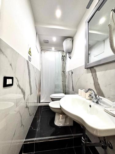 Deluxe Double or Twin Room with Balcony image 1