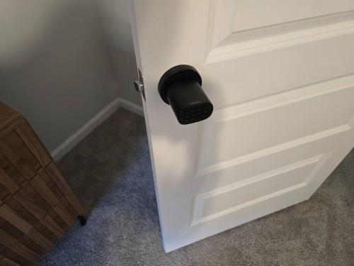 Spacious Modern Retreat Near Downtown