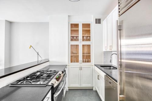 Chelsea 2br w balcony elevator nr train NYC-693 in New York, USA