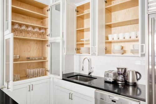 Chelsea 2br w balcony elevator nr train NYC-693 in New York, USA