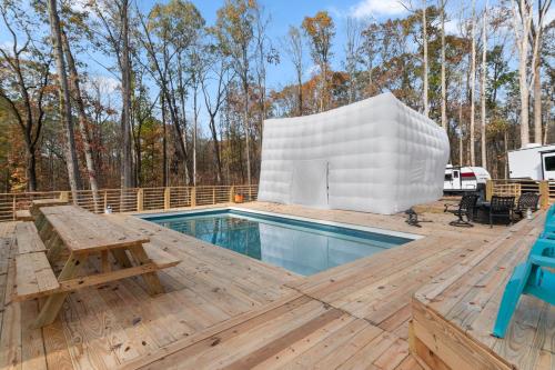 11 Bdrms w Pool , 3 RVs, 30 acres, in Ellenwood, USA