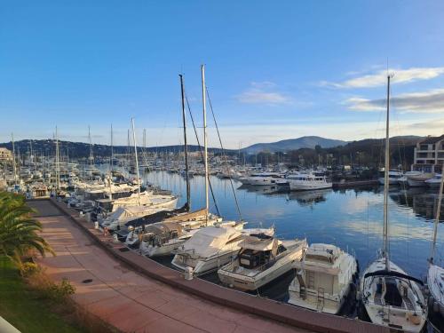 Pandangan, Marcogdu- Proche de Saint-Tropez Appartement pour 4 personnes avec vue sur la marina in Cogolin