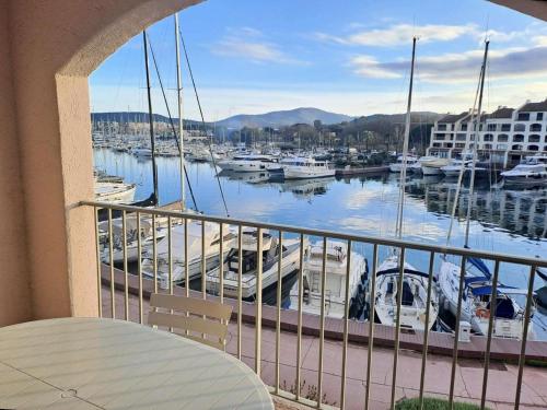 Pandangan, Marcogdu- Proche de Saint-Tropez Appartement pour 4 personnes avec vue sur la marina in Cogolin