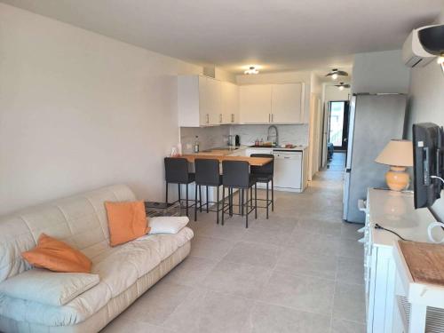 dapur, Marcogdu- Proche de Saint-Tropez Appartement pour 4 personnes avec vue sur la marina in Cogolin