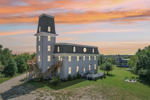 . The Starlight Tower Manor, River, Arcades, Observatory, Theater