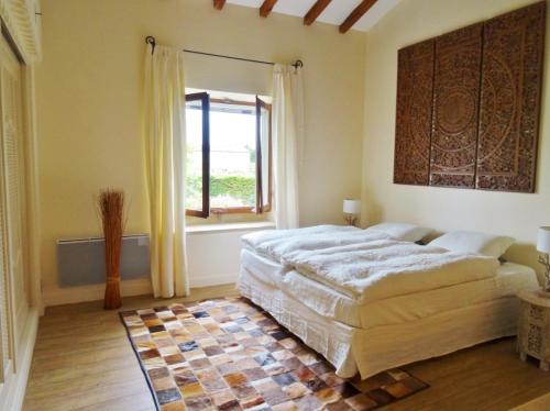 very beautiful provencal mas with pool, in the country, between cavaillon and l'isle sur la sorgue - sleeps 10