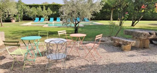 very beautiful provencal mas with pool, in the country, between cavaillon and l'isle sur la sorgue - sleeps 10