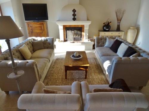 very beautiful provencal mas with pool, in the country, between cavaillon and l'isle sur la sorgue - sleeps 10