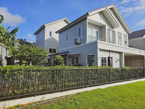 Little Cottage - 3BR House for family vacation By Little Latte House near Gibbon Rehabilitation Project