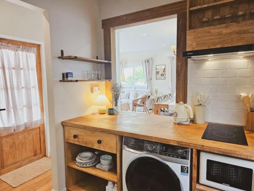 Little Cottage - 3BR House for family vacation By Little Latte House near Gibbon Rehabilitation Project