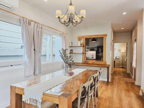 Little Cottage - 3BR House for family vacation By Little Latte House near Gibbon Rehabilitation Project