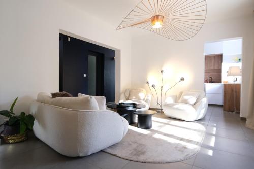 Beautiful vacation rental with private pool in the heart of the city of Avignon, sleeps 8. Beautiful vacation rental with private pool in the heart of the city of Avignon, sleeps 8.