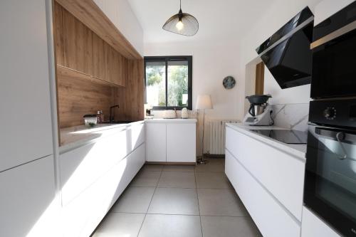 Beautiful vacation rental with private pool in the heart of the city of Avignon, sleeps 8. Beautiful vacation rental with private pool in the heart of the city of Avignon, sleeps 8.