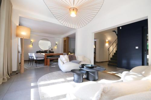Beautiful vacation rental with private pool in the heart of the city of Avignon, sleeps 8. Beautiful vacation rental with private pool in the heart of the city of Avignon, sleeps 8.