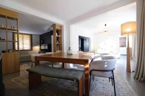 Beautiful vacation rental with private pool in the heart of the city of Avignon, sleeps 8. Beautiful vacation rental with private pool in the heart of the city of Avignon, sleeps 8.