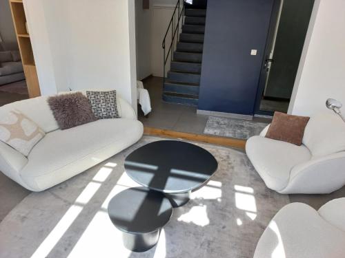 Beautiful vacation rental with private pool in the heart of the city of Avignon, sleeps 8. Beautiful vacation rental with private pool in the heart of the city of Avignon, sleeps 8.