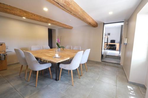 共用Lounge/電視區, beautiful provencal mas with pool in barbentane, close to avignon, sleeps 8. in 巴邦塔納