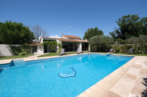 vacation rental with pool and poolhouse, close to arles in moulès- sleeps 8 gîte à louer Moulès