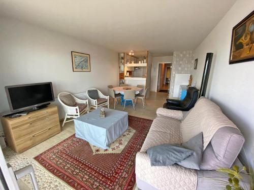 Two-Bedroom Apartment room in Lombardie 0502