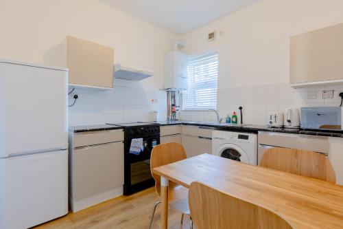 Spacious 2BD Flat Short Walk from ExCel London, London (photo 2)