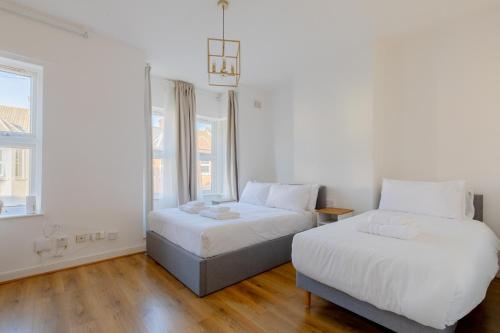 Spacious 2BD Flat Short Walk from ExCel London, London (photo 3)
