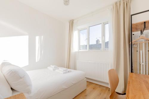 Spacious 2BD Flat Short Walk from ExCel London, London (photo 6)