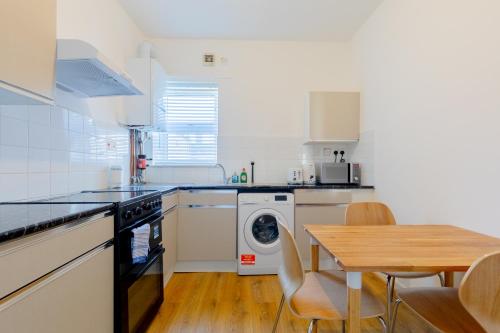 Spacious 2BD Flat Short Walk from ExCel London, London (photo 9)