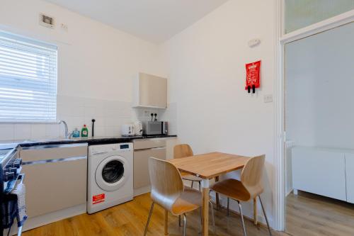 Spacious 2BD Flat Short Walk from ExCel London, London (photo 10)