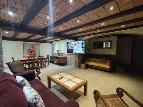 5 bedrooms, 8 beds