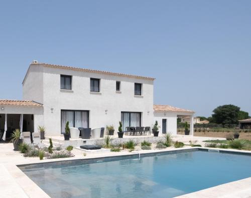 charming family house with private pool, near the center of arles, quiet, in the camargue natural park – 8 people charming family house with private pool, near the center of arles, quiet, in the camargue natural park – 8 people