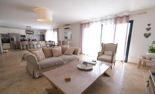 charming family house with private pool, near the center of arles, quiet, in the camargue natural park – 8 people charming family house with private pool, near the center of arles, quiet, in the camargue natural park – 8 people